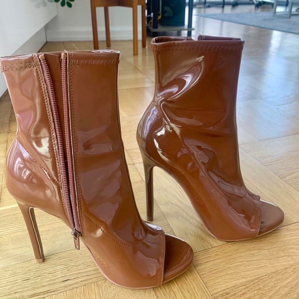 **brand new Steve Madden** Patent Leather Open-toed stilettos size 8